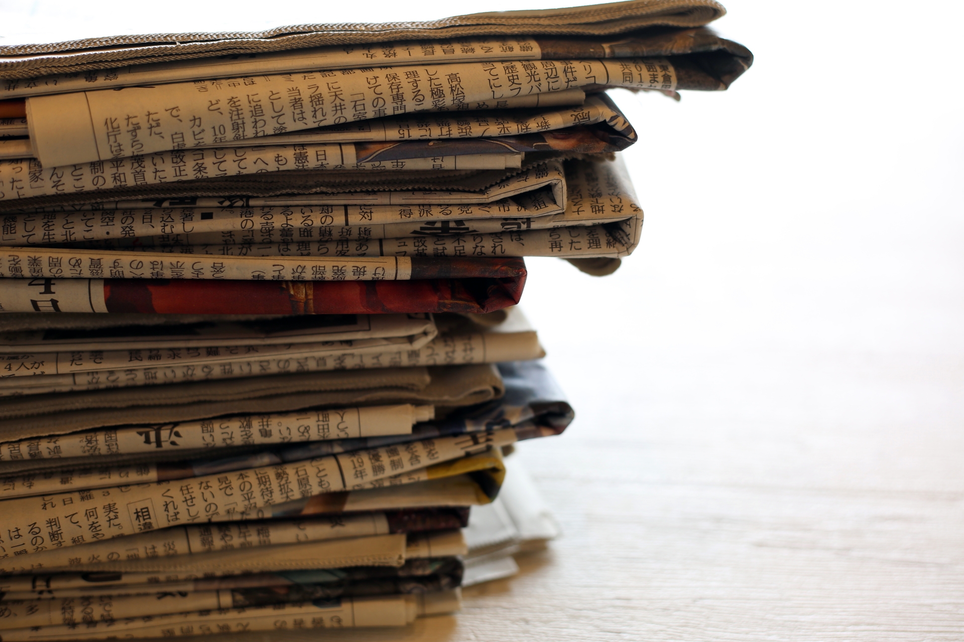 大掃除と新聞紙の昔ながらの知恵